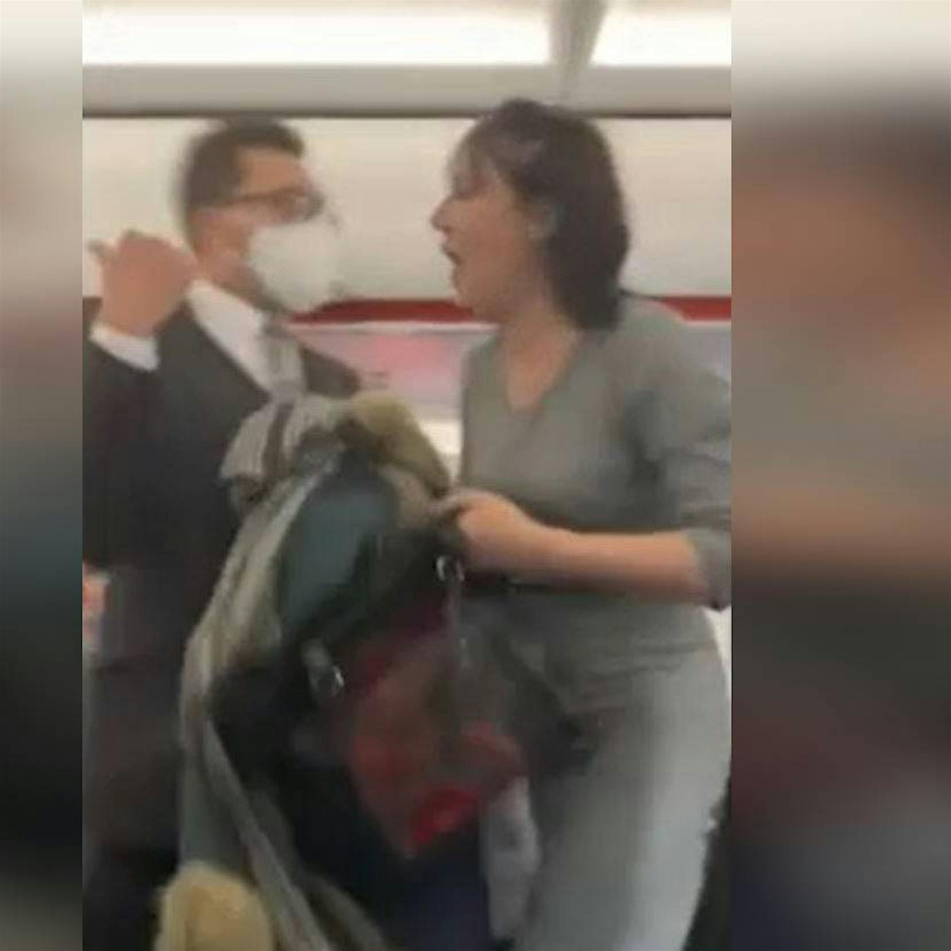 Maskenverweigerin fliegt aus Flugzeug – mit Video