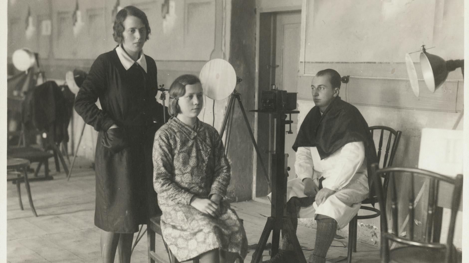 Dora Maria Kahlich (stehend) bei der anthropologischen Arbeit. 1933/34 untersuchte sie donauschwäbische Familien im rumänischen Marienfeld (Teremia Mare).