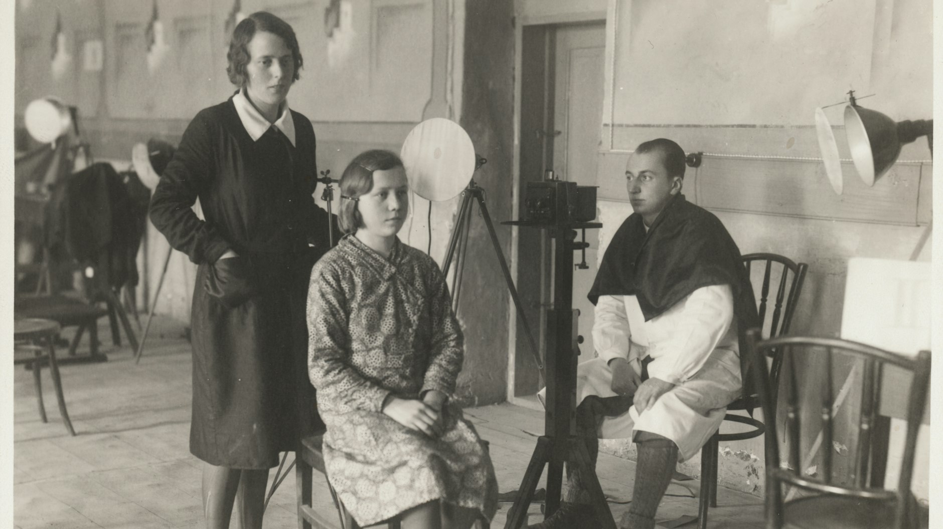 Dora Maria Kahlich (stehend) bei der anthropologischen Arbeit. 1933/34 untersuchte sie donauschwäbische Familien im rumänischen Marienfeld (Teremia Mare).