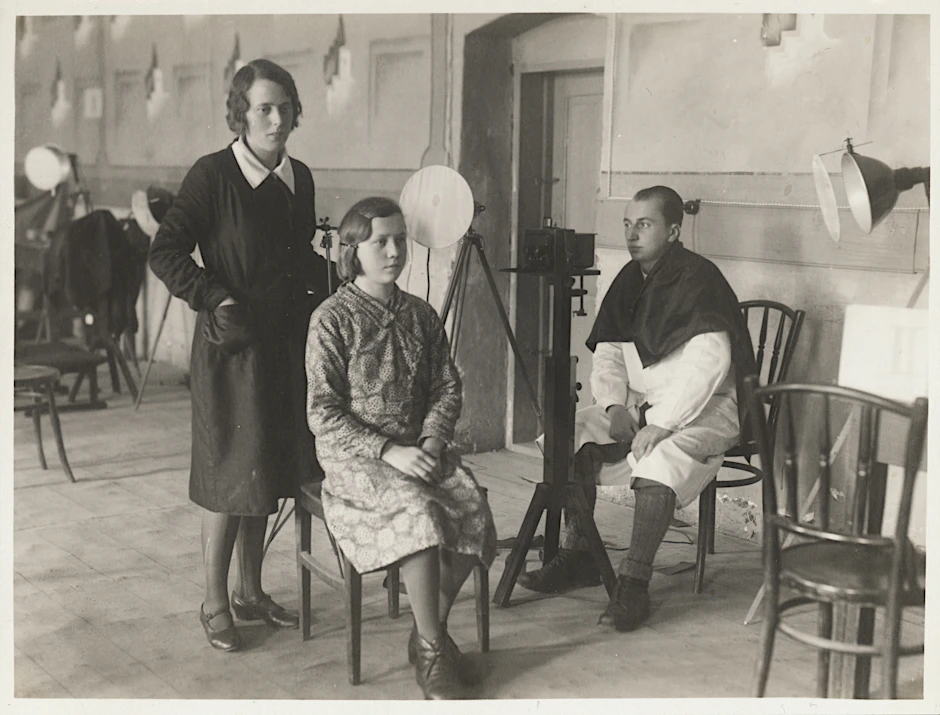 Dora Maria Kahlich (stehend) bei der anthropologischen Arbeit. 1933/34 untersuchte sie donauschwäbische Familien im rumänischen Marienfeld (Teremia Mare).
