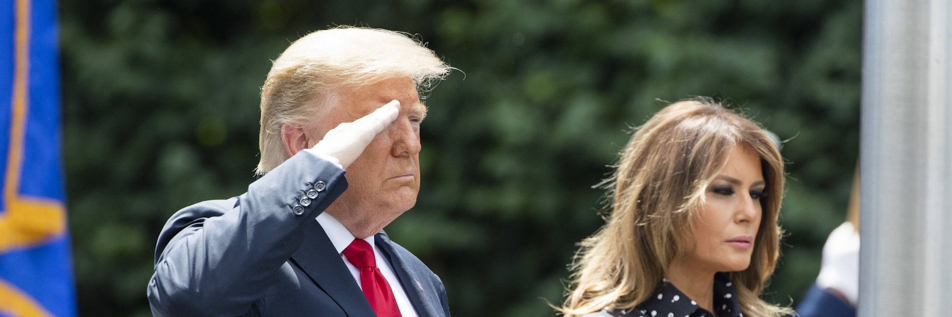 Trump, hier mit Gattin Nr. 3, salutiert. Dabei hat er sich vor dem Militär gedrückt, machte sich über gefallene US-Soldaten als „Verlierer“ lustig.