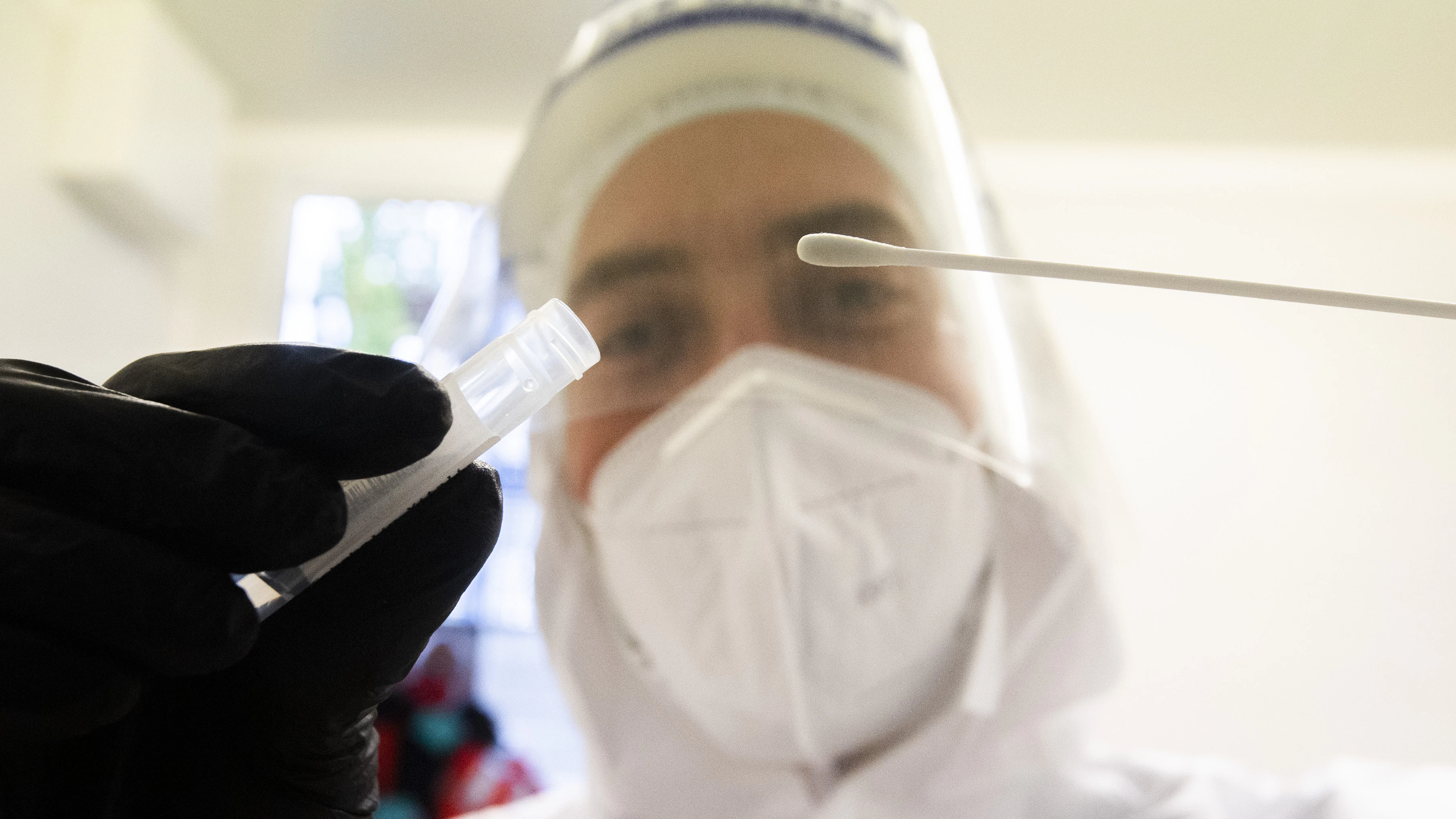 Die Gesundheitsämter melden einen beschleunigten Anstieg bei der Virus-Ausbreitung. Immer häufiger zeigt der Coronatest in Deutschland positive Ergebnisse.