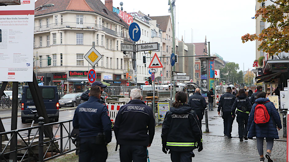 Mitarbeiter des Neuköllner Ordnungsamtes unterwegs auf der Karl-Marx-Straße