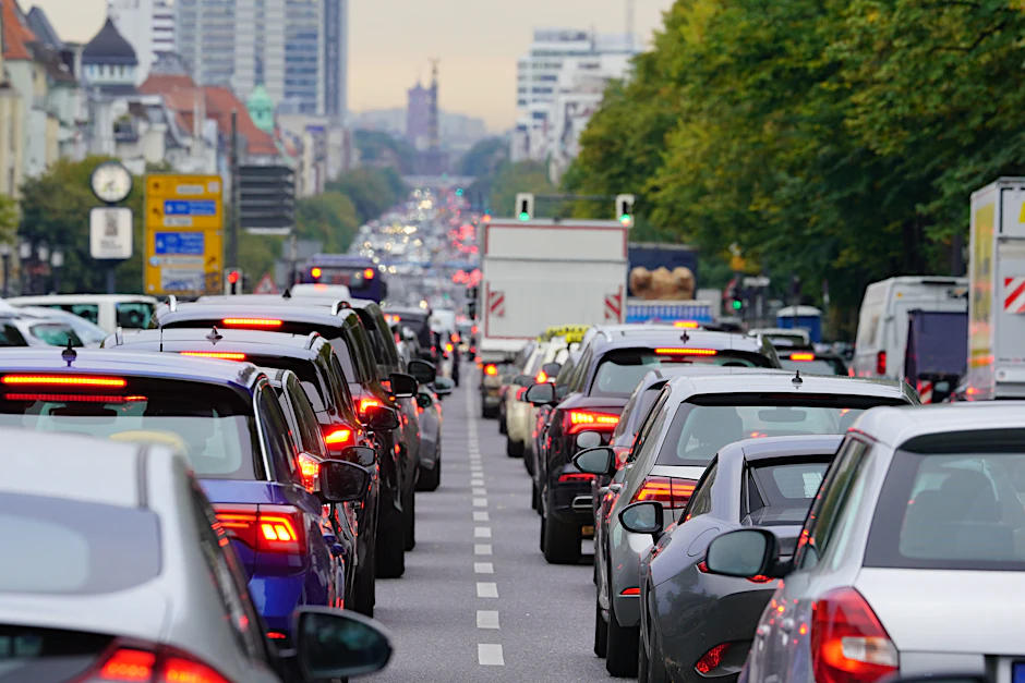 Mehr als 1,2 Millionen Pkw sind in Berlin zugelassen. Der tägliche Stau auf dem Kaiserdamm in CHarlottenburg.