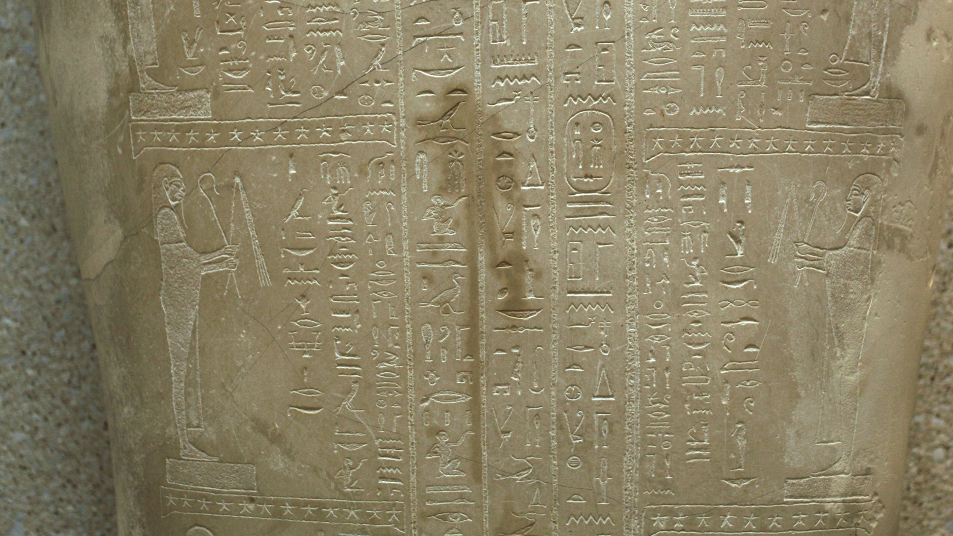 Die nicht ätzende Flüssigkeit wird nun analysiert.