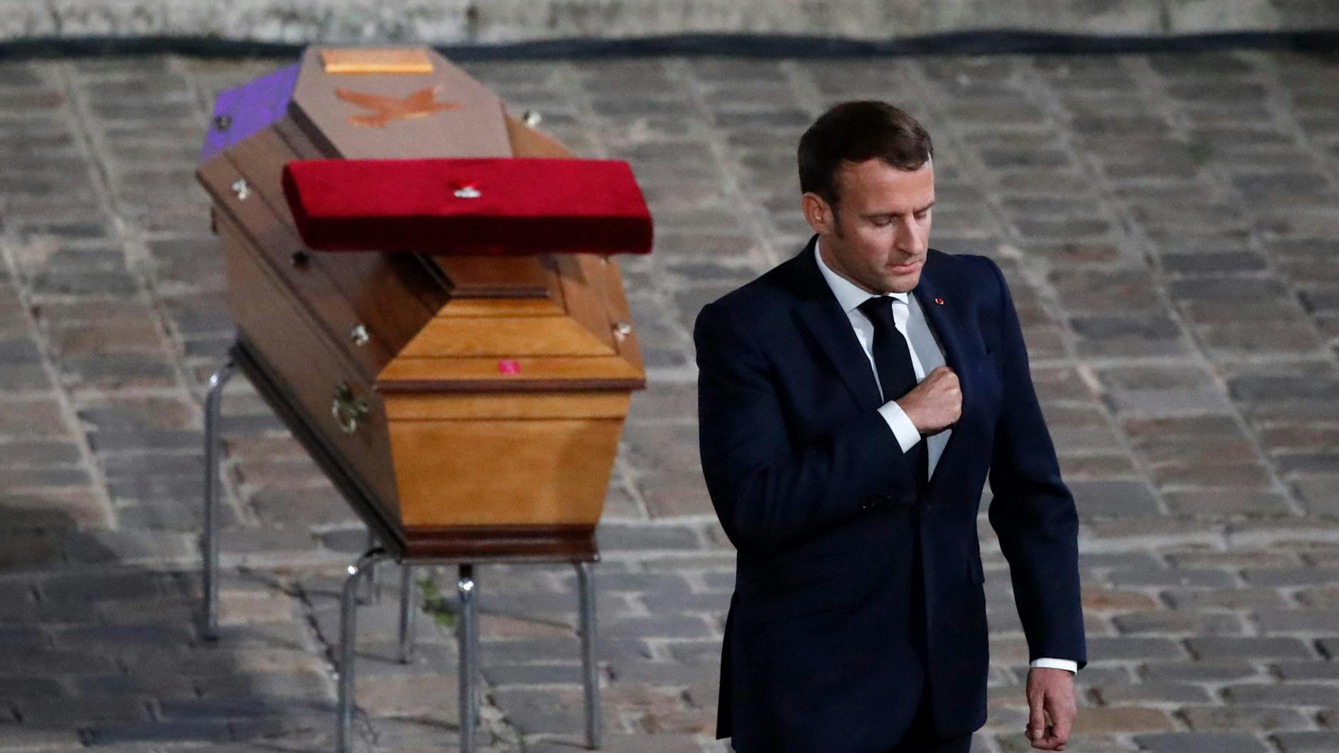 Emmanuel Marcron am Sarg des ermordeten Lehrers Samuel Paty.