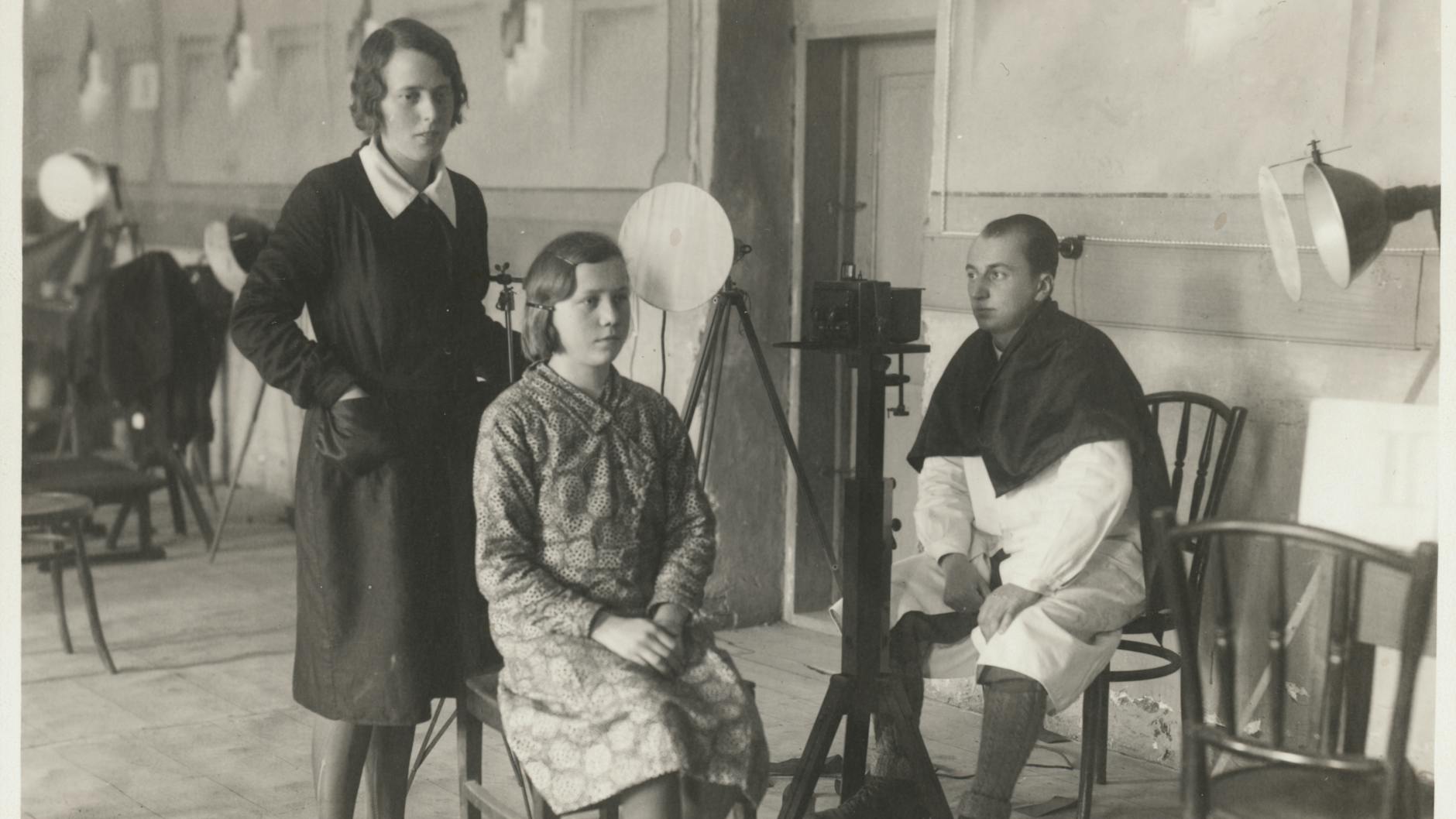 Dora Maria Kahlich (stojąca) przy pracy antropologicznej. 1933/34 badała rodziny duńsko-szwabskie w rumuńskim Marienfeld (Teremia Mare).