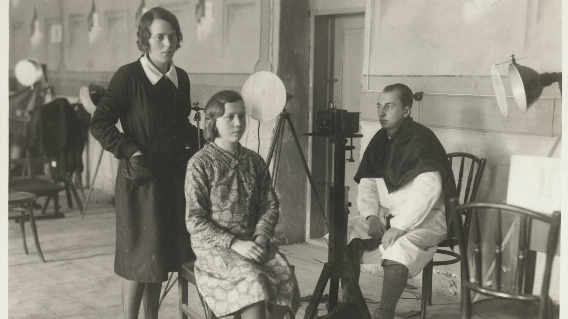 Dora Maria Kahlich (stojąca) przy pracy antropologicznej. 1933/34 badała rodziny duńsko-szwabskie w rumuńskim Marienfeld (Teremia Mare).