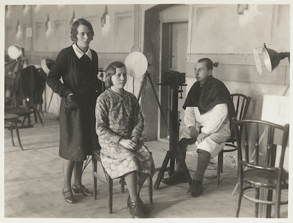 Dora Maria Kahlich (stojąca) przy pracy antropologicznej. 1933/34 badała rodziny duńsko-szwabskie w rumuńskim Marienfeld (Teremia Mare).