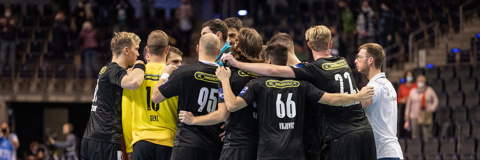 Hatten hinterher viel Grund zur Freude: Trainer Jaron Siewert (r.) und seine Handball-Füchse.