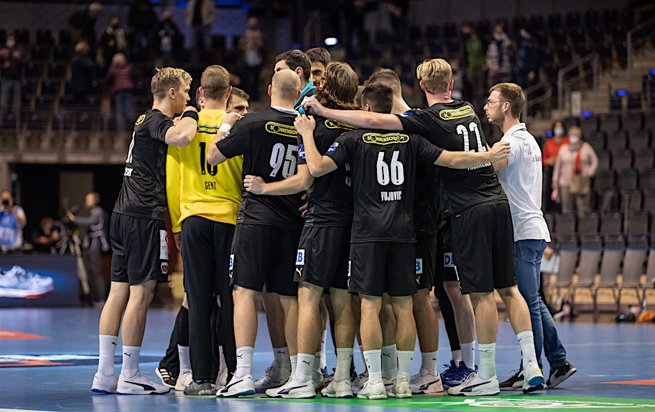 Hatten hinterher viel Grund zur Freude: Trainer Jaron Siewert (r.) und seine Handball-Füchse.