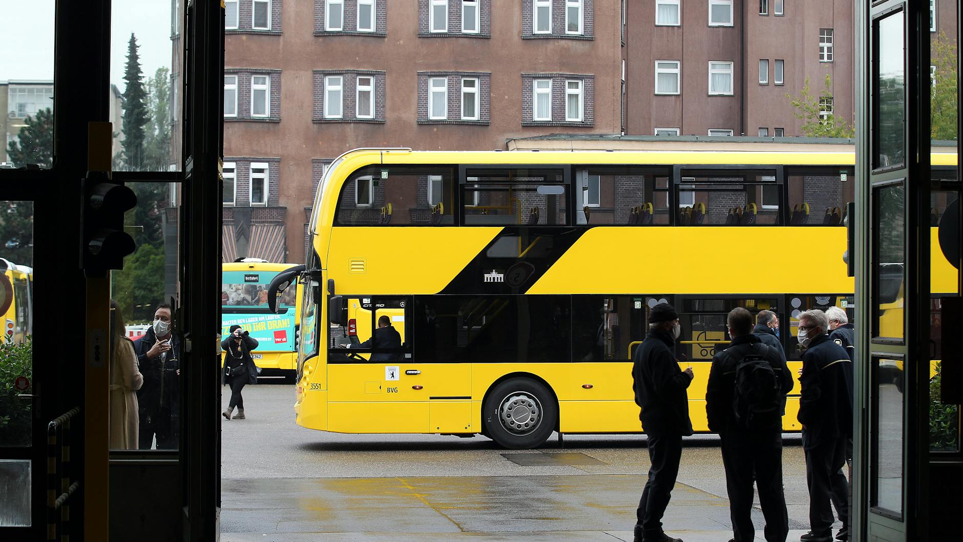 Gestatten, ich bin Dennis! Einer der Prototypen präsentiert sich auf dem Busbetriebshof Müllerstraße in Wedding.