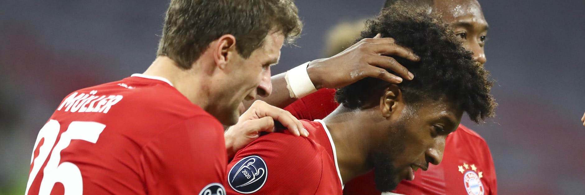 Doppeltorschütze für den FC Bayern: Kingsley Coman wird beglückwünscht.