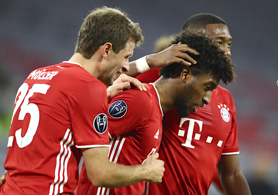 Doppeltorschütze für den FC Bayern: Kingsley Coman wird beglückwünscht.