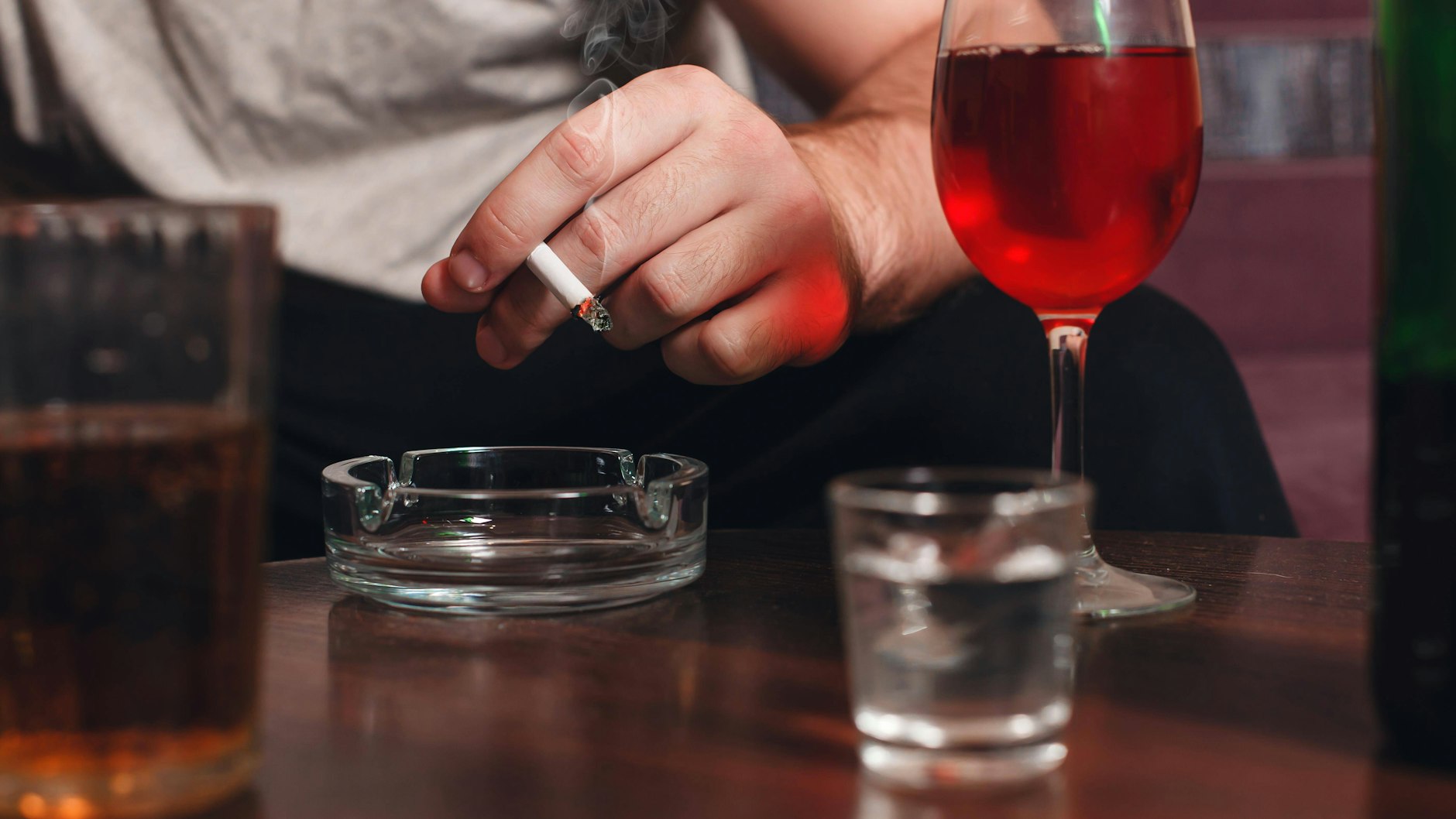 Jeder dritte Mann und rund jede fünfte Frau trinken an mehreren Tagen pro Woche Alkohol. Verstärkt wurde der Konsum durch Corona.