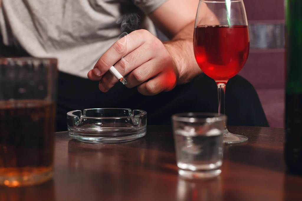 Menschen trinken mehr Alkohol und rauchen häufiger