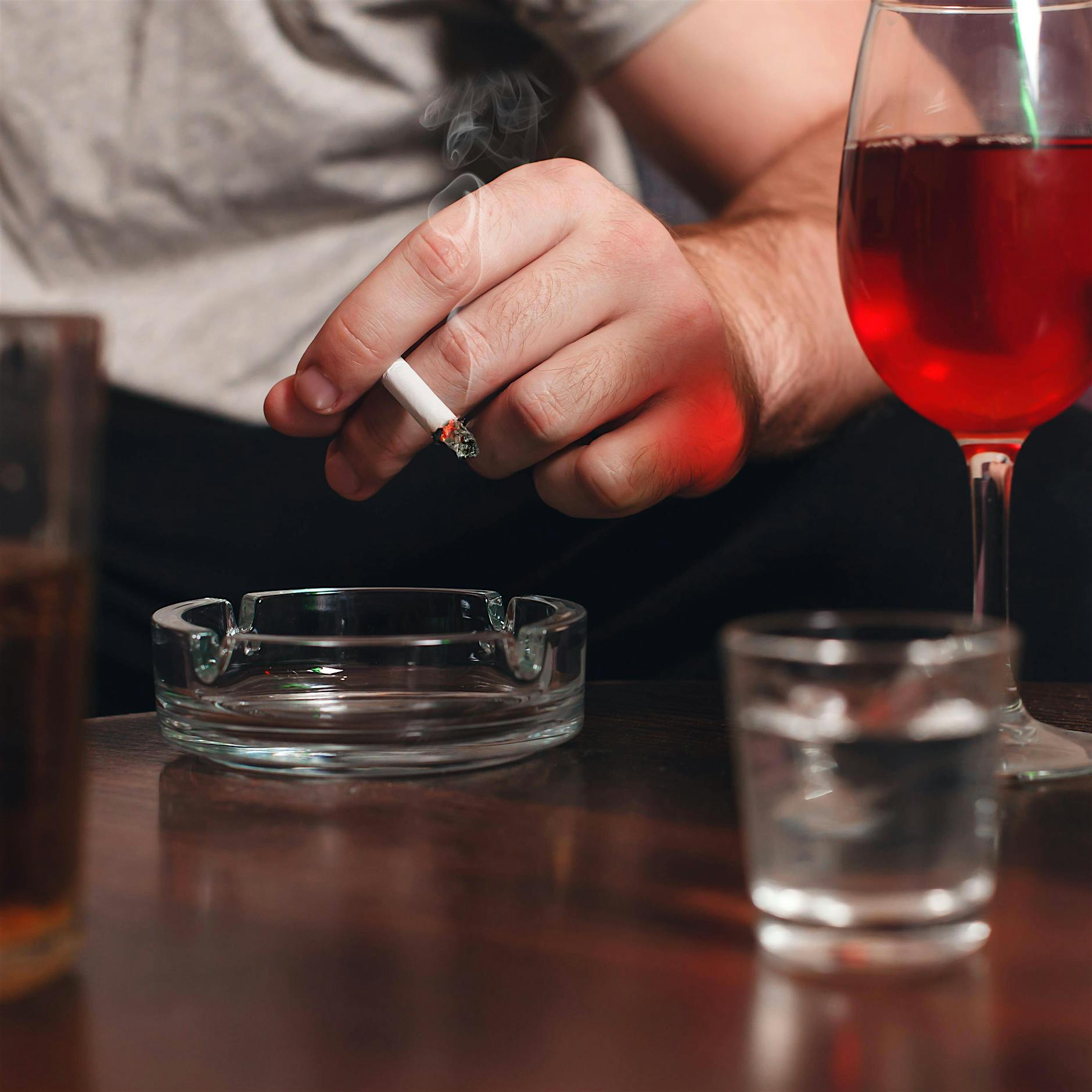 Menschen trinken mehr Alkohol und rauchen häufiger