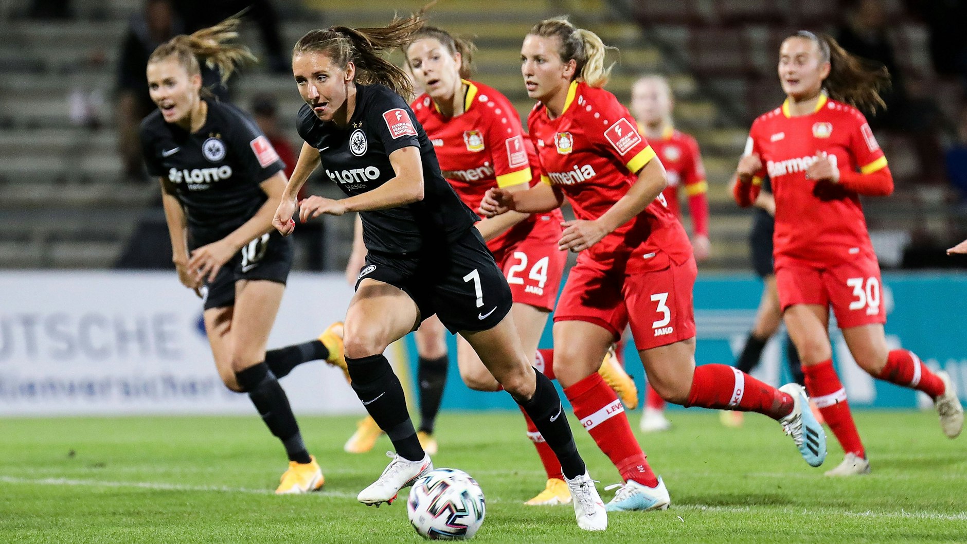 Spielszene aus der Bundesliga: Die Fußballerinnen von Eintracht Frankfurt traten Anfang Oktober dieses Jahres gegen Leverkusen an.