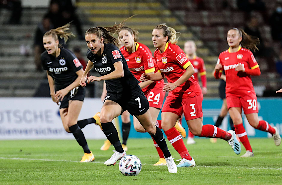Spielszene aus der Bundesliga: Die Fußballerinnen von Eintracht Frankfurt traten Anfang Oktober dieses Jahres gegen Leverkusen an.