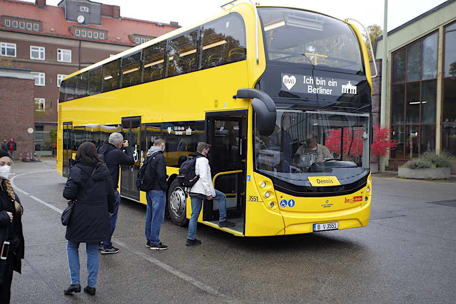 Gestatten, ich bin Dennis! Einer der Prototypen präsentiert sich auf dem Busbetriebshof Müllerstraße in Wedding.