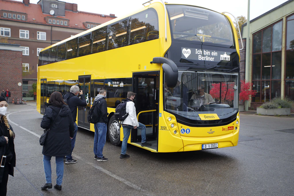 Die BVG testet Doppeldeckerbusse aus Schottland