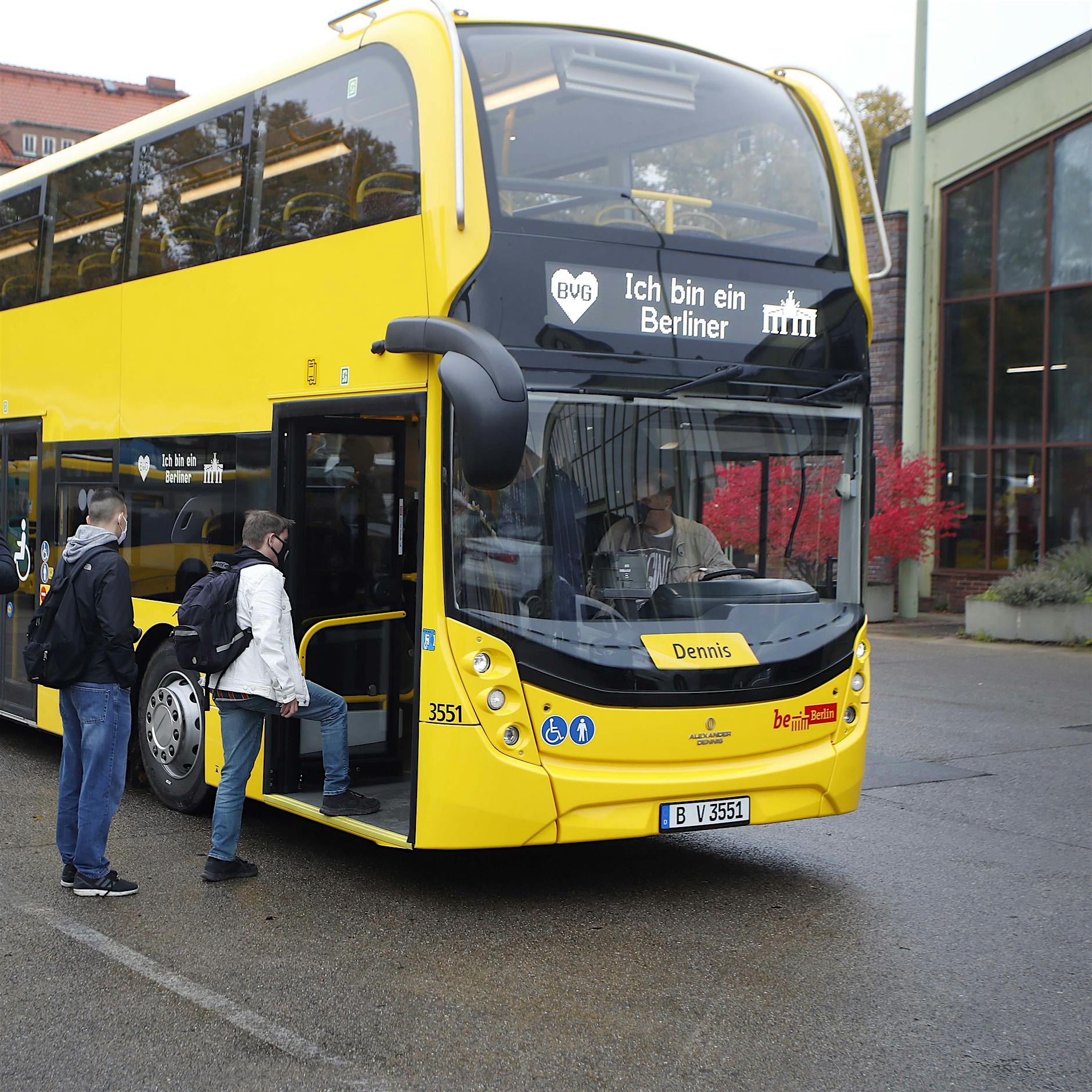 Die BVG testet Doppeldeckerbusse aus Schottland