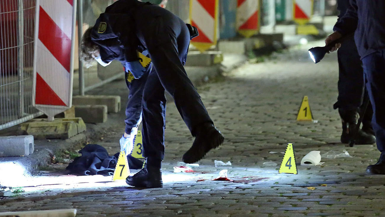 Kurz nach dem Mord in der Dresdener Schloßstraße suchten Kriminaltechniker nach Spuren.