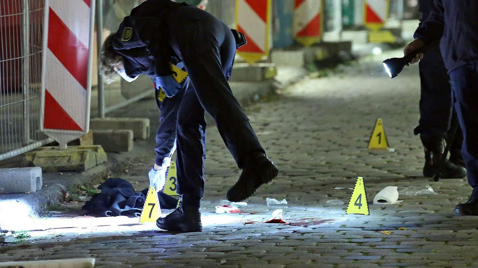 Kurz nach dem Mord in der Dresdener Schloßstraße suchten Kriminaltechniker nach Spuren.