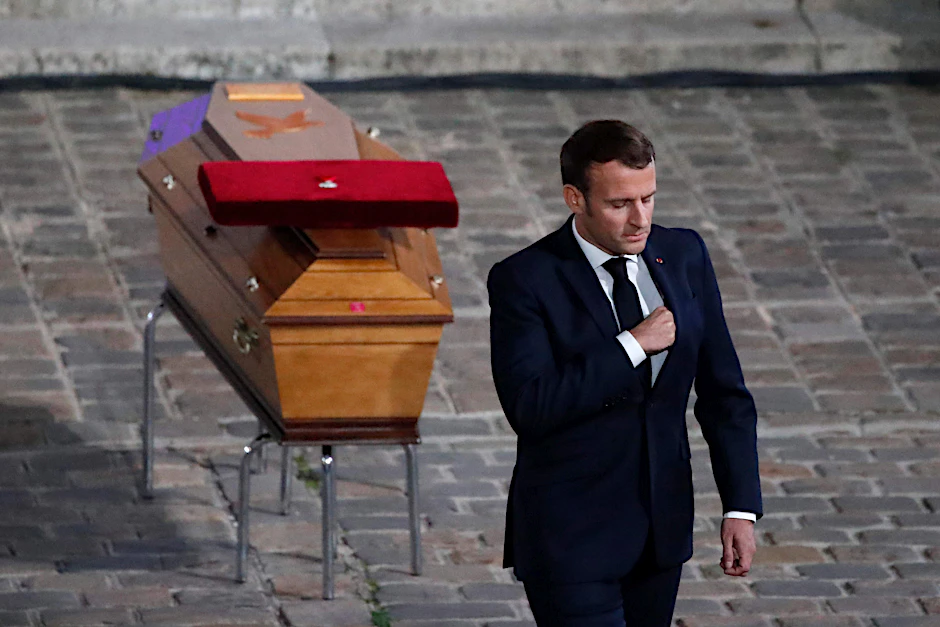 Emmanuel Marcron steht am Sarg des ermordeten Lehrers Samuel Paty.