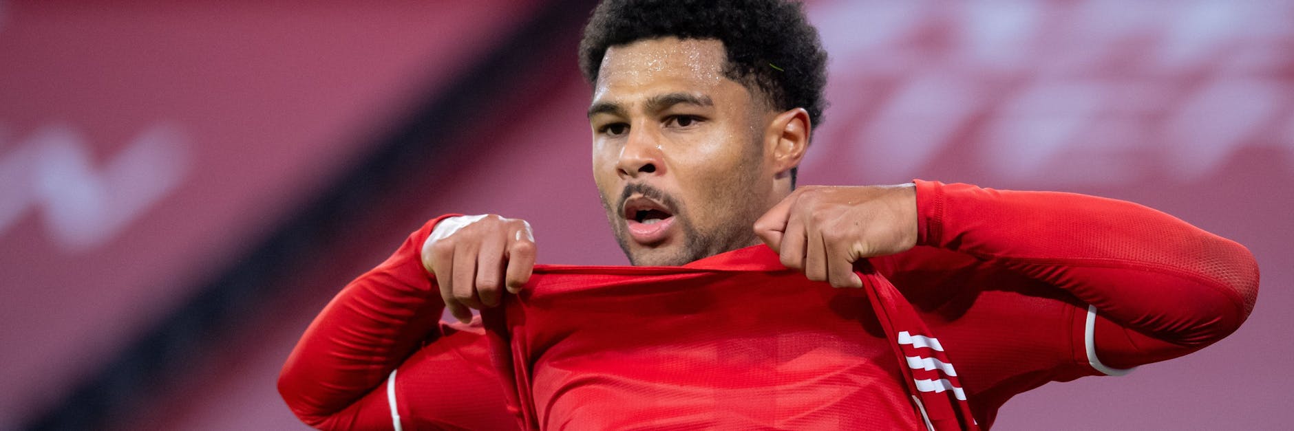 Serge Gnabry vom FC Bayern München hat sich mit dem Coronavirus infiziert.