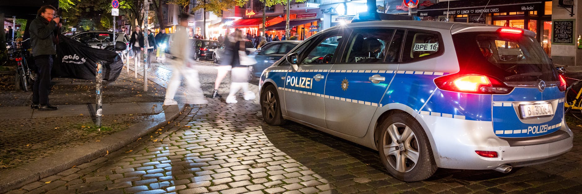 Ein Polizeiauto fährt zur Kontrolle der Sperrstunde durch Berlin-Friedrichshain. 