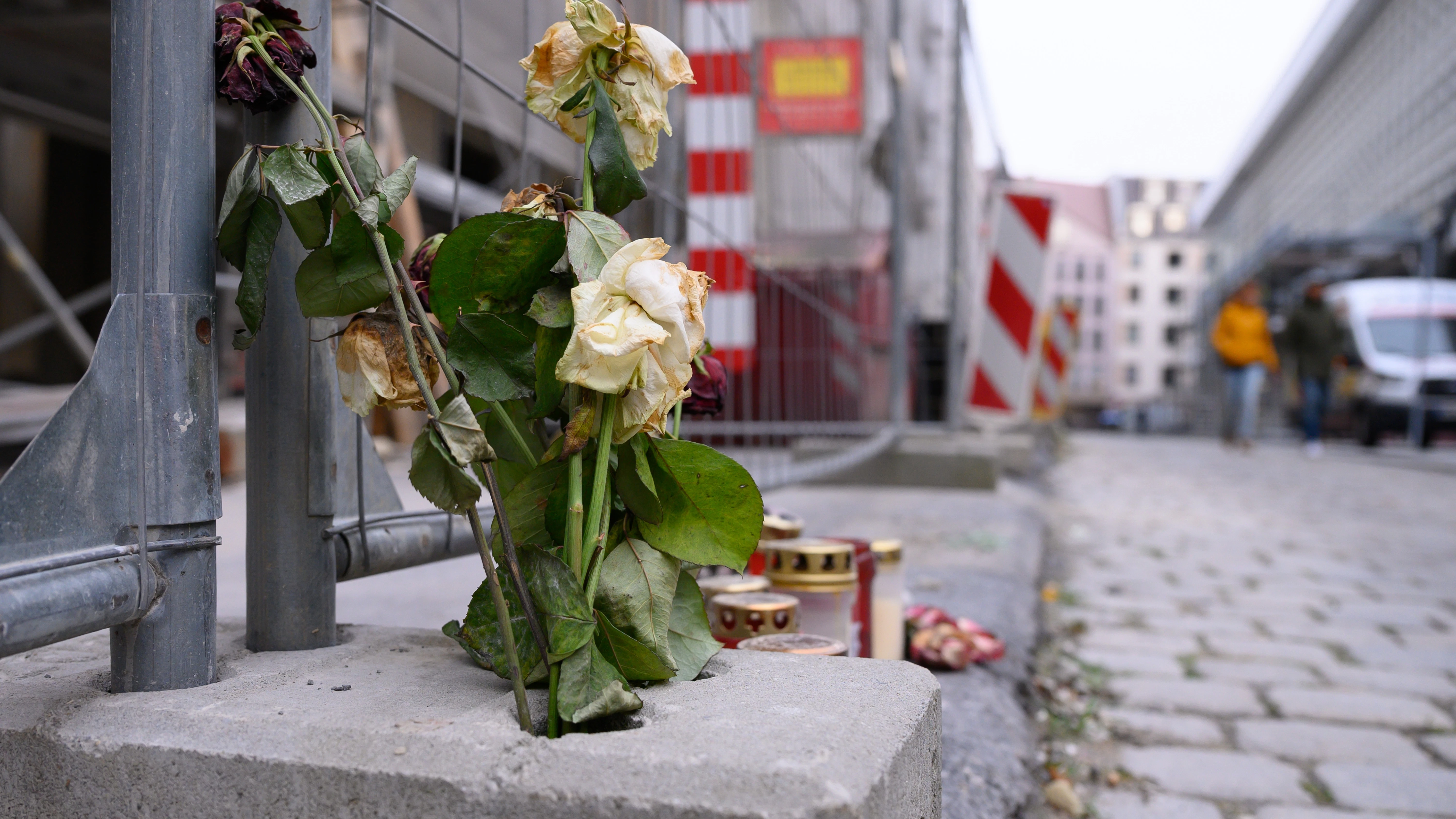 Blumen und Kerzen am Tatort der Messerattacke