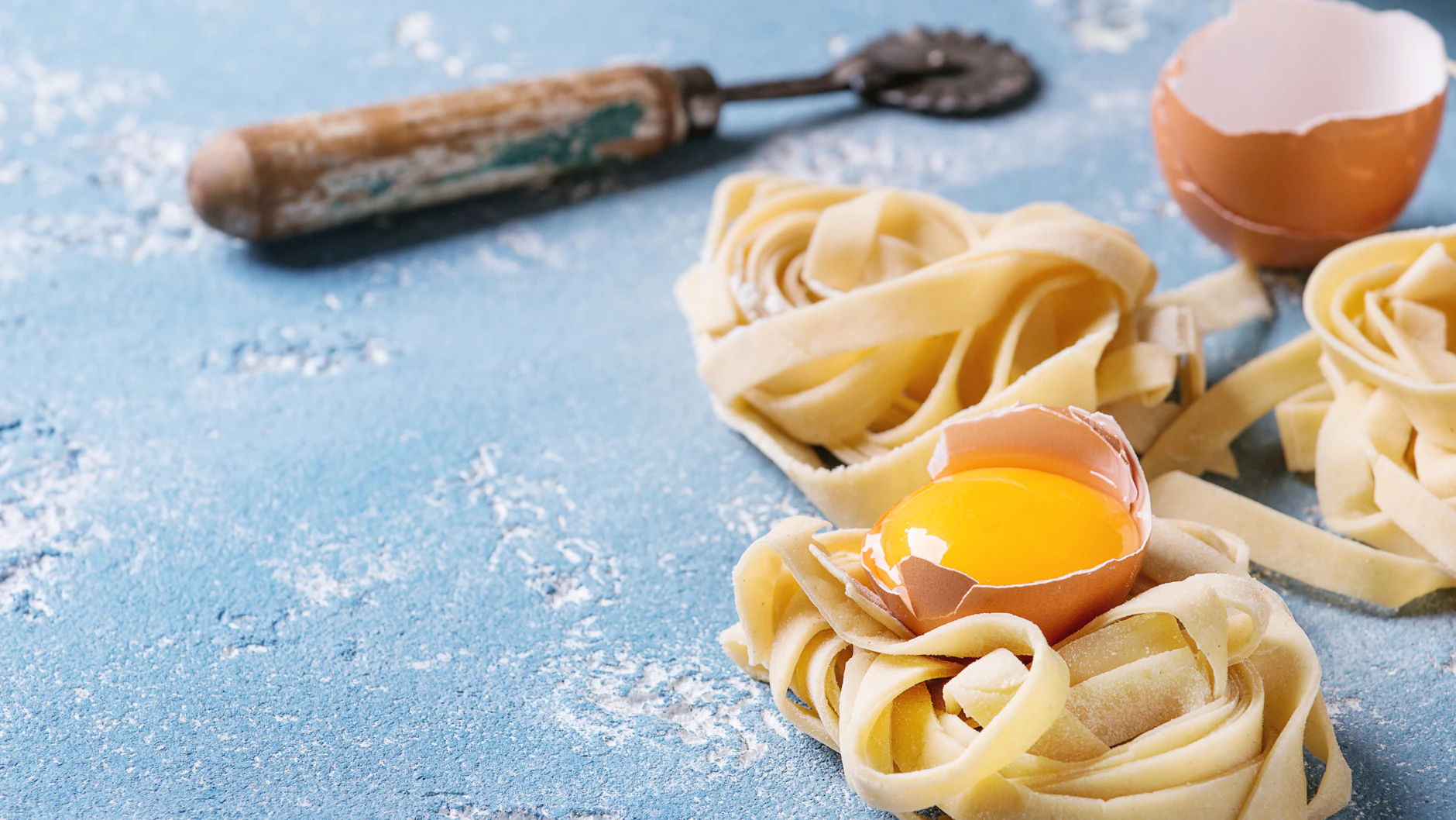 Hartweizengrieß, Eier, Salz, Wasser und etwas Olivenöl: Auch mit diesen Zutaten wird Pasta hergestellt.&nbsp;
