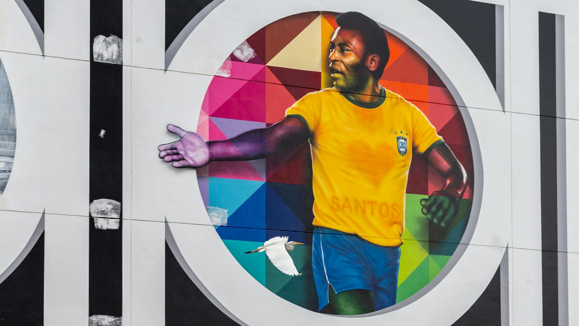 Hommage zum Geburtstag: Eine Zeichnung von Pelé auf dem Wandbild „Coracão Santista“ des Künstlers Eduardo Kobra in Santos, São Paulo.
