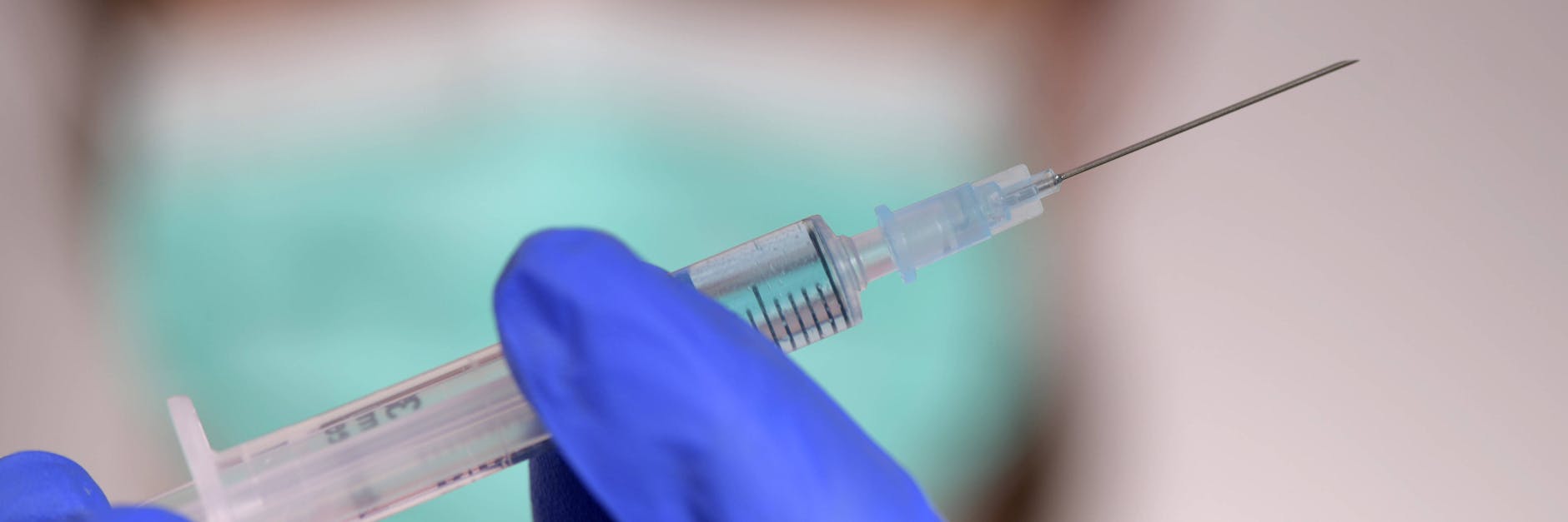 Eine Spritze mit einer Impfstoffdosis (Symbolbild).
