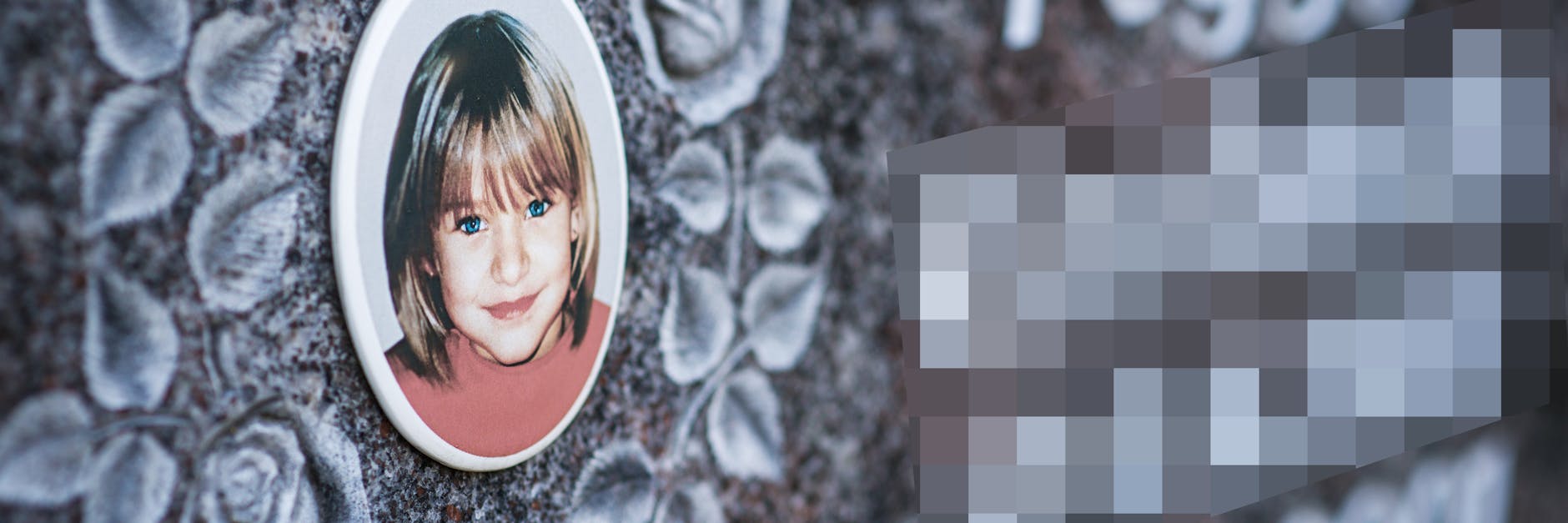 Ein Gedenkstein für Peggy auf einem Friedhof.