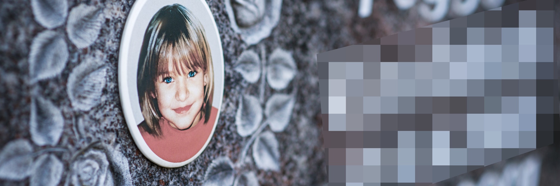 Ein Gedenkstein für Peggy auf einem Friedhof.