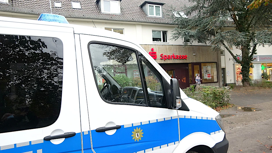 Polizeiwagen vor der Sparkassen-Filiale in Frohnau.