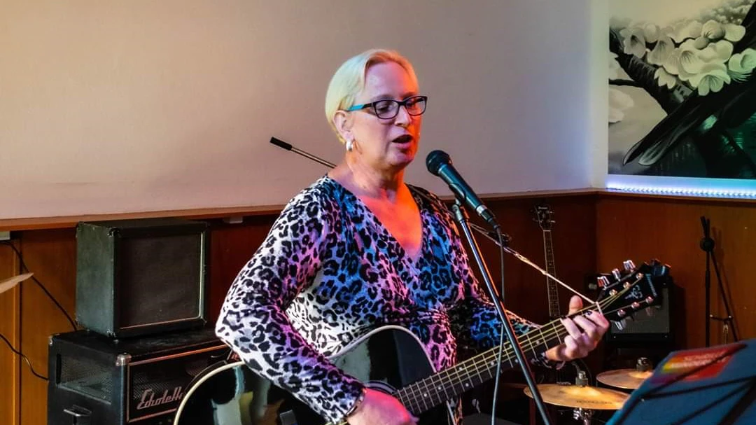 „Ich würde mir nicht verzeihen, wenn ich es nicht probiert hätte“ – Lebensmotto von Ria Cybill, die sich hier mit der Gitarre in der Hand auf die offene Bühne wagt.<br><br>
