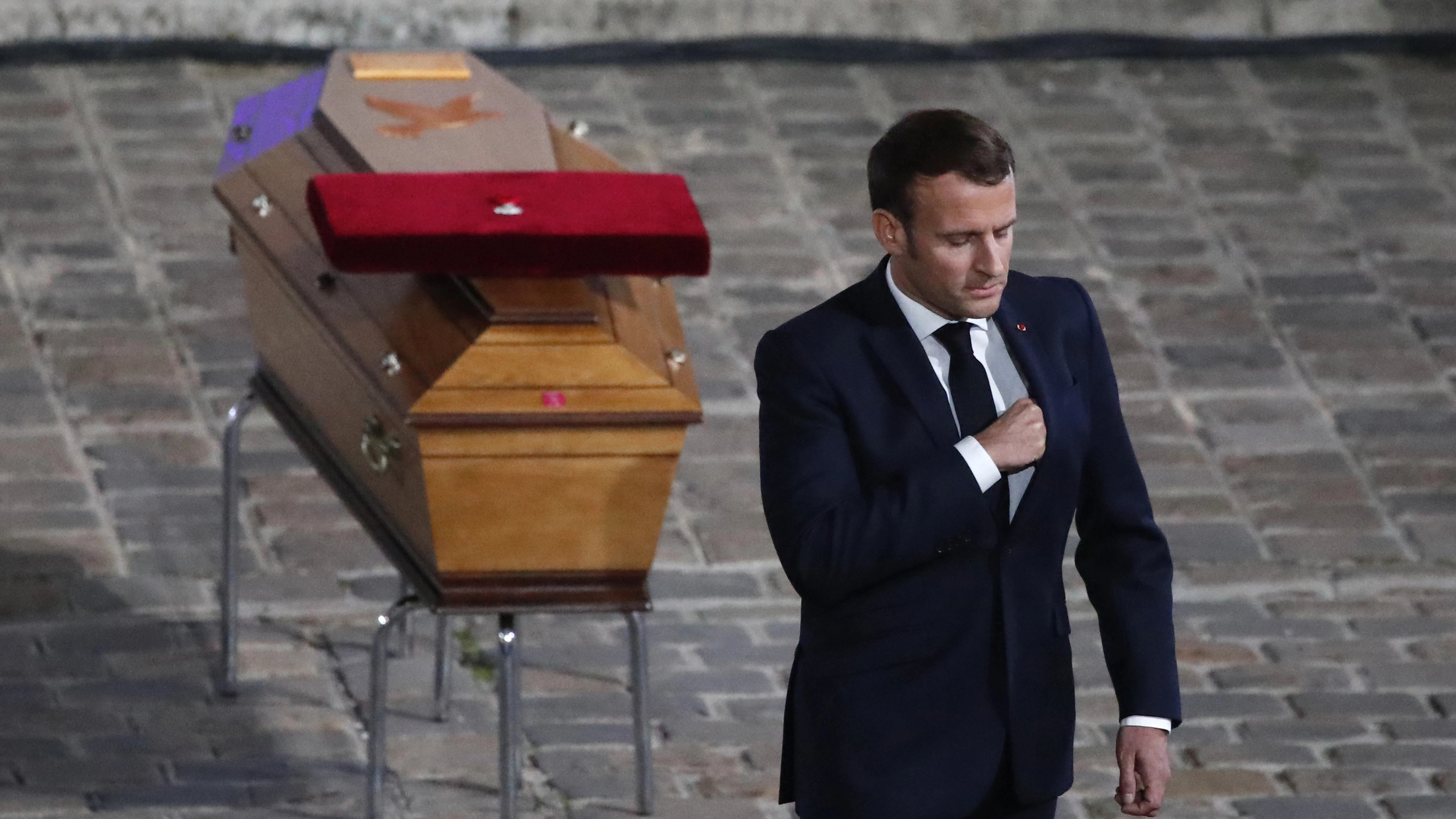 Frankreichs Präsident Emmanuel Macron ehrte den ermordeten Lehrer als „Helden“.