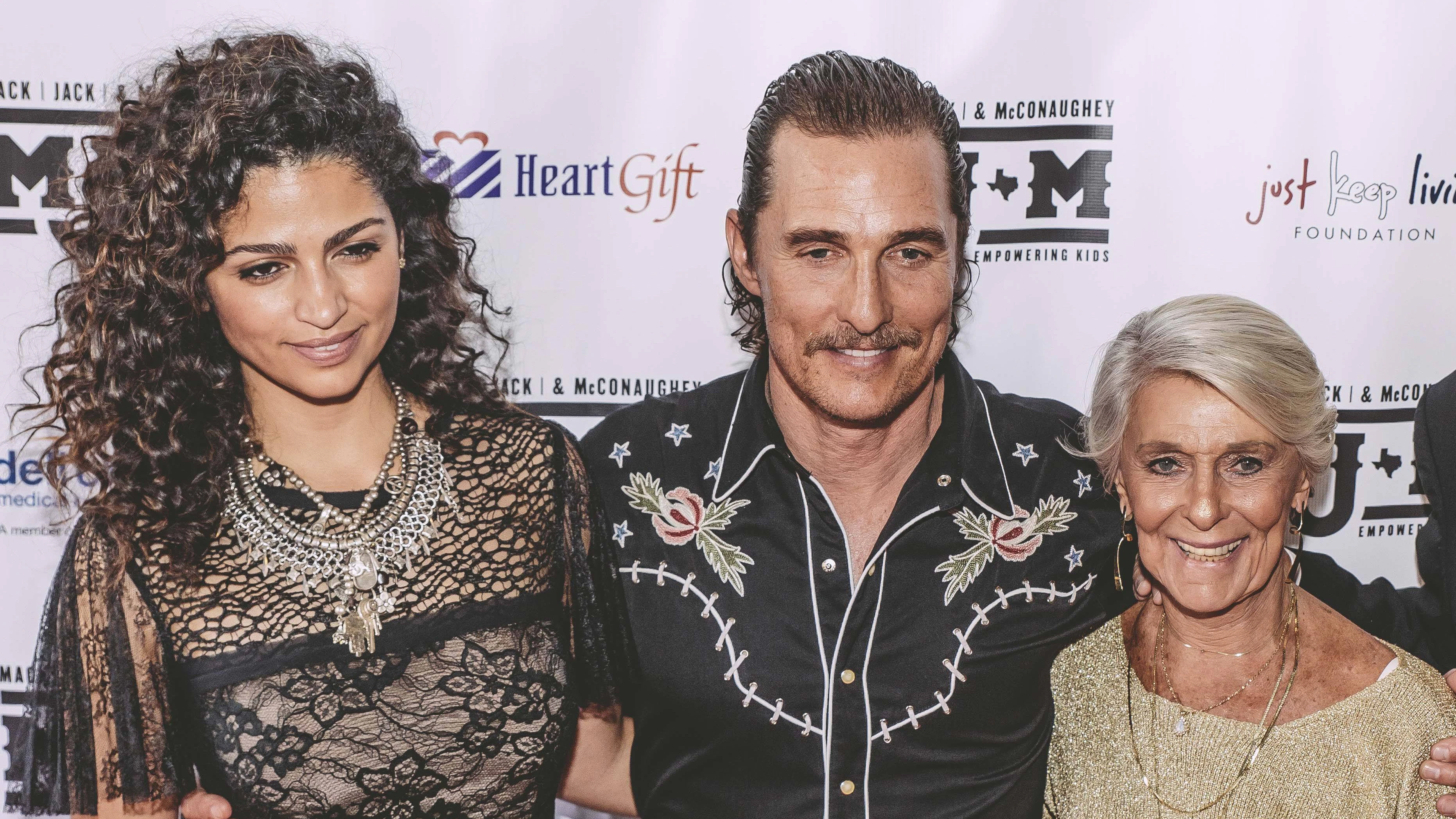 Matthew McConaughey, mit seiner Ehefrau Camila Alves (li.) und seiner Mutter Kay McConaughey.