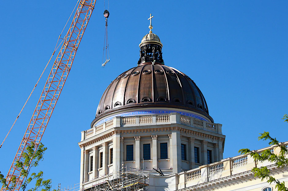 Blick auf die Kuppel des neuen Berliner Schlosses, das unter dem Namen Humboldt-Forum im Dezember eröffnet werden soll.