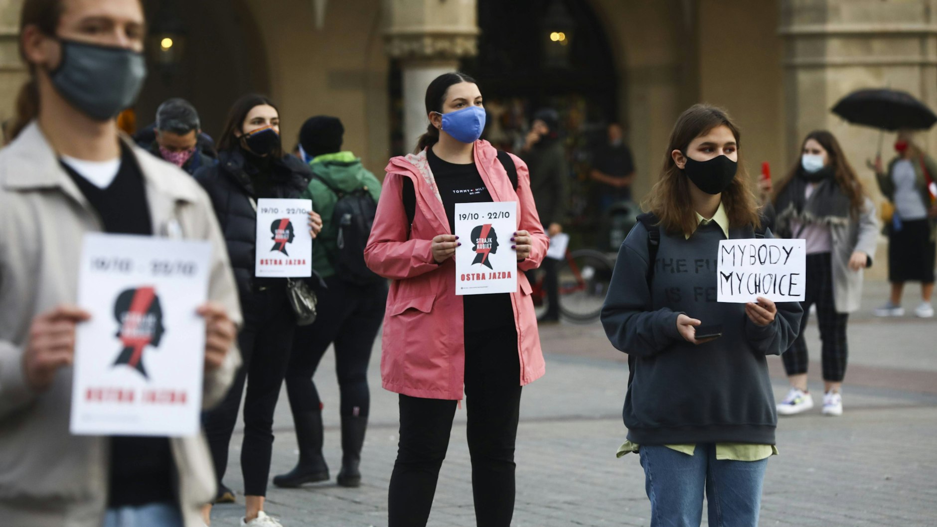 Demonstrantinnen protestieren in Krakau gegen das Abtreibungsgesetz.