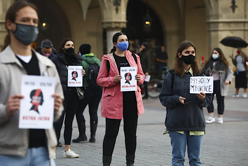 Demonstrantinnen protestieren in Krakau gegen das Abtreibungsgesetz.