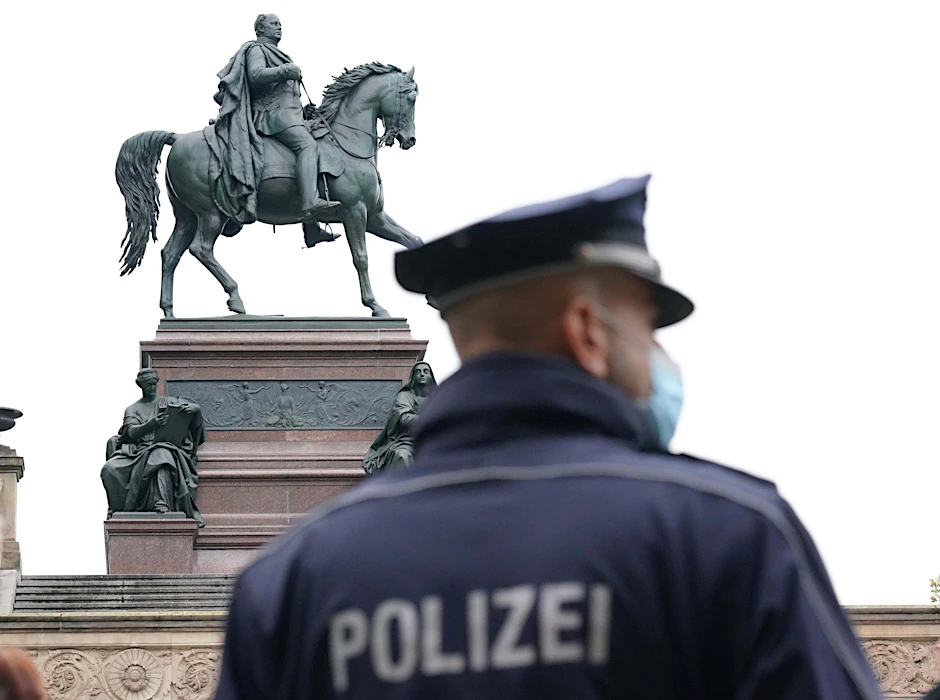 Ein Polizist auf der Museumsinsel: Die Polizei fragte Besucher vom 3. Oktober, als Kunstwerke beschädigt wurden, ob ihnen etwas aufgefallen sei.