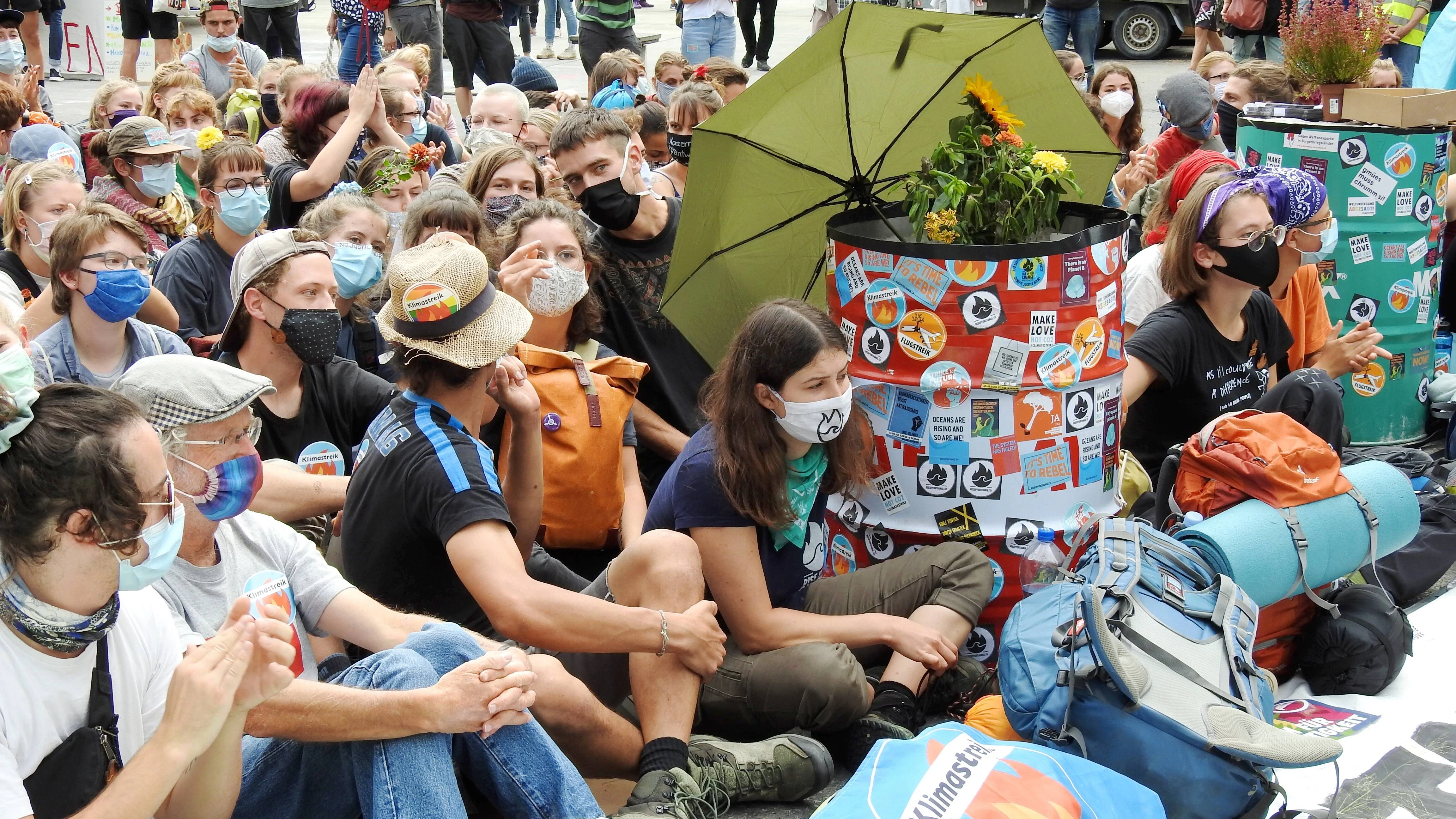 Klimademonstranten bei ihrem Protest - trotz der Pandemie bleibt für junge Menschen der Umwelt- und Klimaschutz das wichtigste politische Thema der EU.