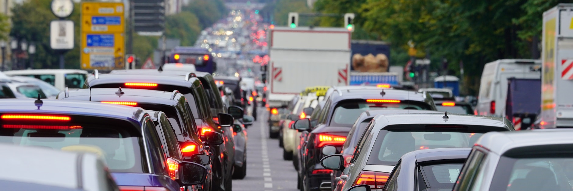 29.09.2020, Berlin: Autos stauen sich im Berufsverkehr auf dem Kaiserdamm stadteinwärts. Foto: Michael Kappeler/dpa +++ dpa-Bildfunk +++