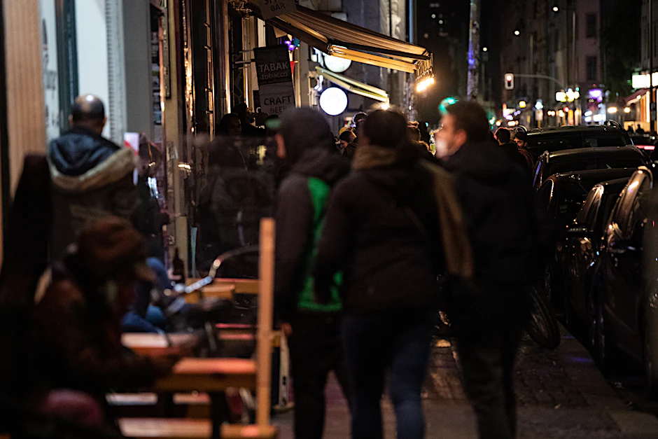 Abends auf der Oranienstraße: Berlins Restaurants und Bars müssen von 23.00 Uhr bis 06.00 Uhr schließen. Doch immer mehr Gaststätten klagen gegen die Sperrstunde.&nbsp;