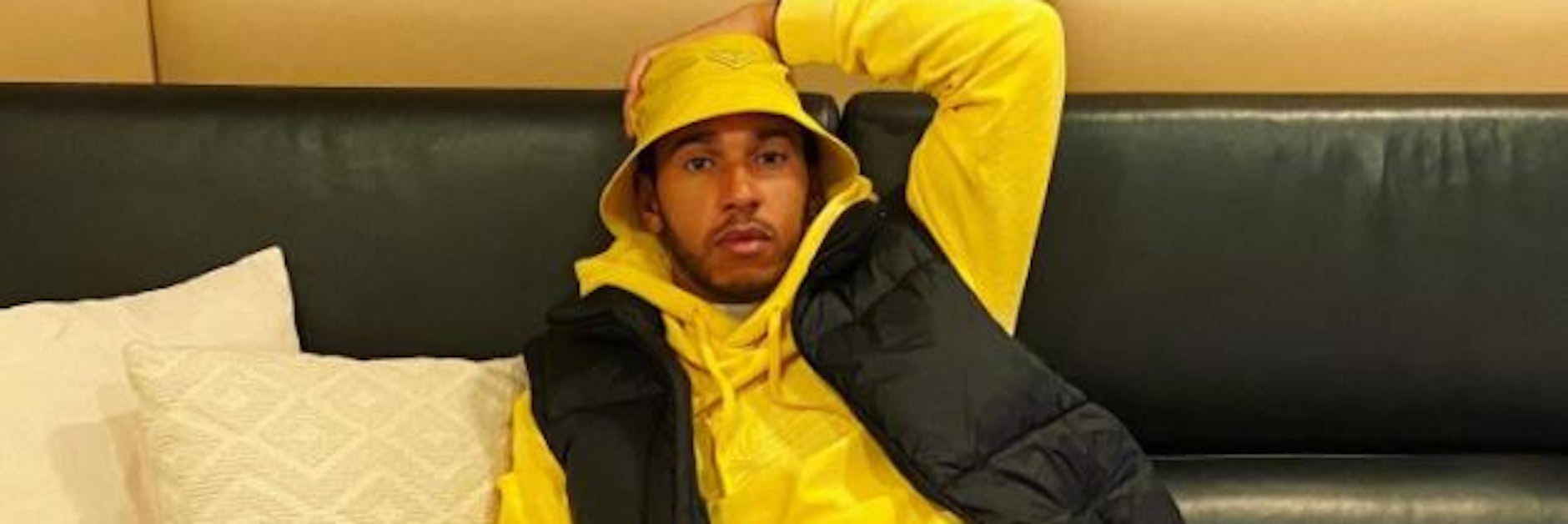 Ist es ein Uhu? Zumindest die Farben für den bekannten Klebstoff sind bei Lewis Hamilton schon mal angemessen.&nbsp;