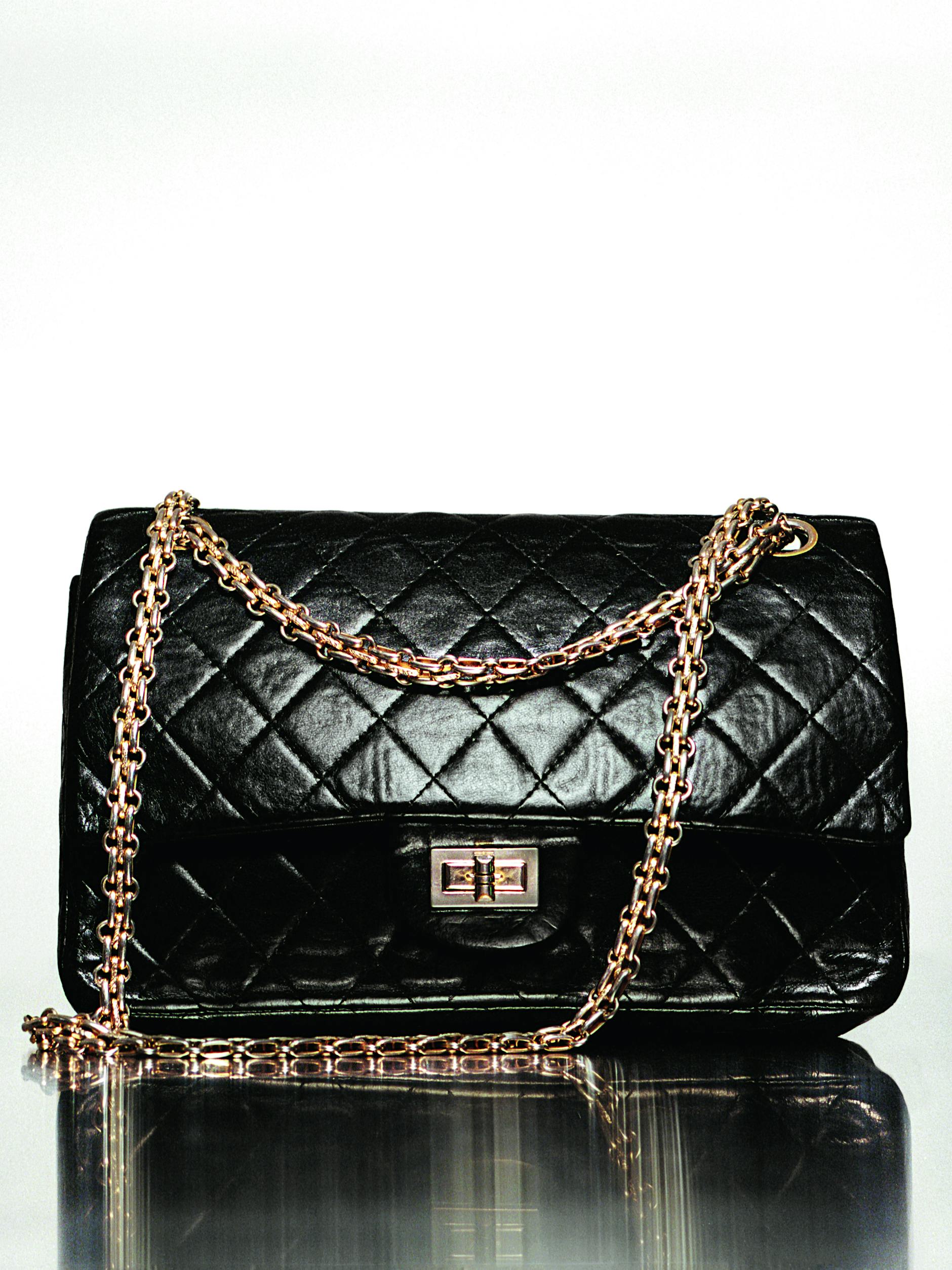 Befreiung für beide Hände: Die Schultertasche „2.55“ entwarf Coco Chanel bei ihrem Comeback 1955; hier ein frühes Exemplar aus dem Firmenarchiv.